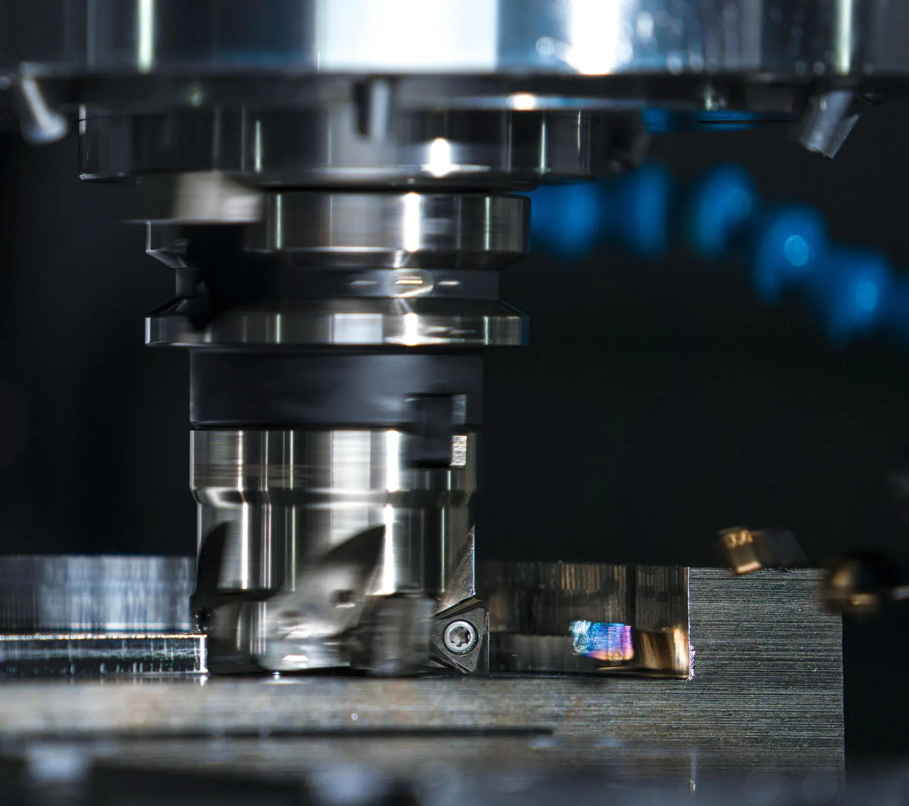 CNC-Fräsmaschine bei der präzisen Bearbeitung eines Metallbauteils